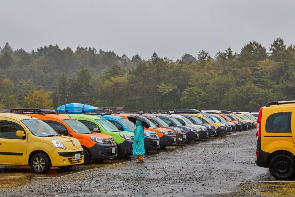 Rows of Renault Kangoos at the 2023 Kangoo Jamboree 